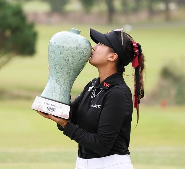 한국여자프로골프(KLPGA) 투어 2025년 신설 대회 광남일보·해피니스 오픈 우승을 차지한 리슈잉(중국)이 우승 트로피를 들고 기념 촬영하는 모습이다. 사진제공=KLPGA (사진을 무단으로 사용하지 마십시오.)