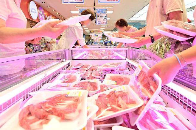 서울 서초구 농협 하나로마트 양재점을 찾은 고객들이 한우를 구매하고 있다. (농협유통 제공) 2024.7.19. (ⓒ뉴스1, 무단 전재-재배포 금지)
