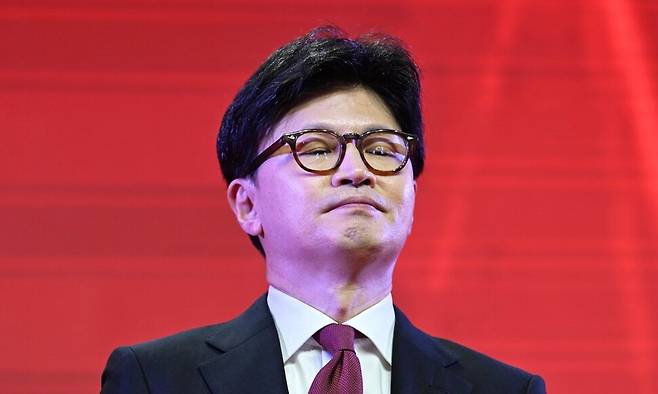 지난 5월 한동훈 당시 국민의힘 대선 경선 후보가 경기 고양시 킨텍스에서 열린 국민의힘 전당대회에서 국민의힘 대통령 후보로 선출된 김문수 후보의 수락 연설을 듣고 있는 모습. 공동취재사진