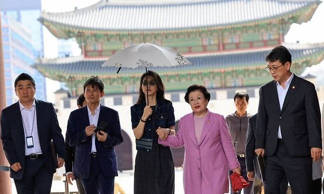 김건희 여사가 2023년 9월12일 휴궁일에 ‘금거북이 매관매직’ 의혹을 받는 이배용 전 국가교육위원장과 함께 경복궁을 비공개 방문한 모습. 유튜브 방송 ‘주기자 라이브’ 제공
