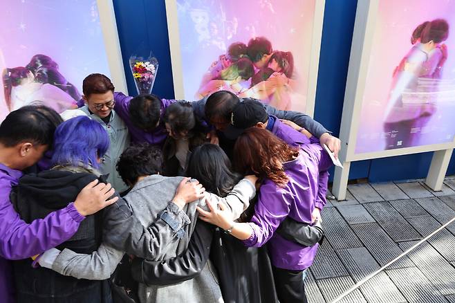 10·29 이태원 참사 유가족 등이 2025년 10월23일 서울 용산구 이태원에 있는 ‘10·29 기억과 안전의 길’에서 열린 추모 행사 ‘3주기 빌보드 개막식’에서 서로 얼싸안고 있다. 한겨레 류우종 선임기자 wjryu@hani.co.kr