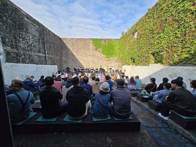 화재로 지붕이 소실된 뒤 노천극장으로 활용되던 서귀포관광극장에서 공연이 열리고 있다. 철거 직전까지도 시민들은 담쟁이덩굴이 덮인 낡은 외벽 너머로 푸른 하늘이 보이는 극장을 찾았다. (서귀포시청 제공)