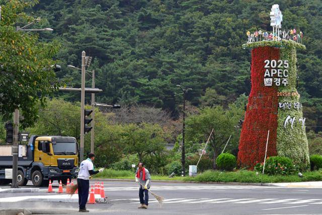 경북 경주시 관계자들이 '2025 APEC 정상회의'를 앞두고 보문관광단지 입구에서 환경정비 작업을 하고 있다. 경주=뉴스1
