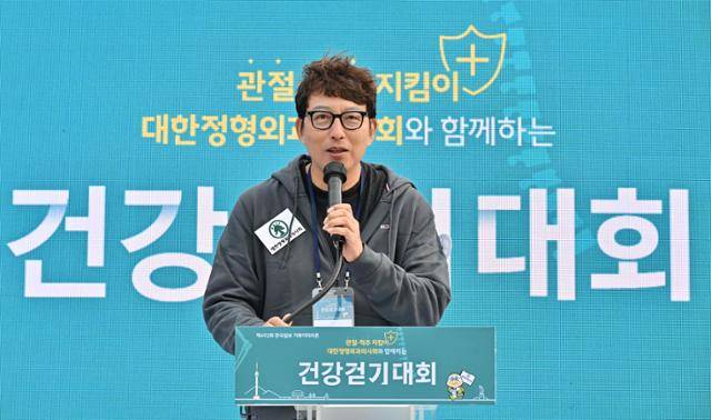 26일 한국일보와 대한정형외과의사회가 공동 주최한 제492회 한국일보 거북이마라톤에서 김완호 대한정형외과의사회 회장이 인사말을 하고 있다. 홍인기 기자