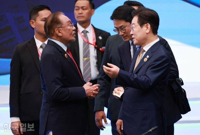 이재명 대통령이 27일(현지시간) 말레이시아 쿠알라룸푸르 컨벤션센터에서 열린 한-아세안 정상회의에 안와르 이브라힘 말레이 총리와 대화하고 있다. 쿠알라룸푸르=왕태석 선임기자