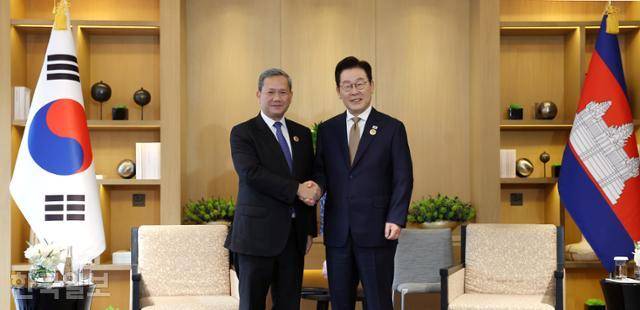 이재명 대통령과 훈 마네트 캄보디아 총리가 27일(현지시간) 말레이시아 쿠알라룸푸르 한 호텔에서 열린 한-캄보디아 정상회담에 앞서 악수하고 있다. 쿠알라룸푸르=왕태석 선임기자