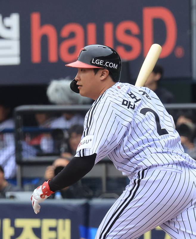 <yonhap photo-5263="">26일 한국시리즈 1차전 1회 말 2루타 날리는 문보경. <저작권자 ⓒ 1980-2025 ㈜연합뉴스. 무단 전재 재배포 금지, AI 학습 및 활용 금지></yonhap>