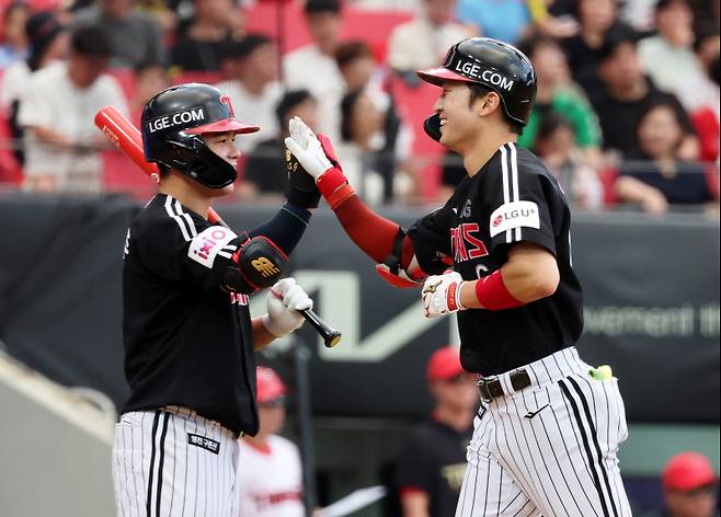 <yonhap photo-4198=""> 박해민 홈런 미소 (광주=연합뉴스) 조남수 기자 = 23일 광주기아챔피언스필드에서 열린 프로야구 LG 트윈스와 KIA 타이거즈의 경기. LG 박해민이 4회초에 선두타자로 나와 솔로홈런을 터뜨리고 홈인하며 문성주와 하이파이브 하고 있다. 2025.7.23 iso64@yna.co.kr/2025-07-23 19:19:48/ <저작권자 ⓒ 1980-2025 ㈜연합뉴스. 무단 전재 재배포 금지, AI 학습 및 활용 금지></yonhap>