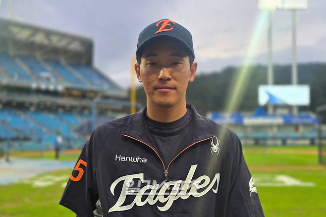 지난 21일 대구에서 열린 플레이오프 경기에 앞서 만난 한화 황영묵. 대구=윤승재 기자&nbsp;