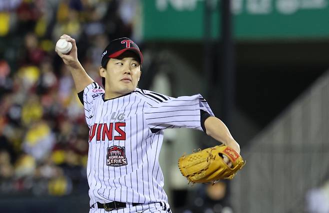 <yonhap photo-4795="">임찬규가 27일 서울 잠실야구장에서 열린 한국시리즈 2차전에서 공을 던지고 있다. 사진=연합뉴스&nbsp;</yonhap>