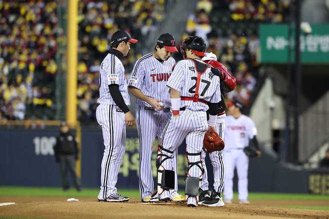 <yonhap photo-4913=""> 위기의 LG (서울=연합뉴스) 임화영 기자 = 27일 서울 잠실야구장에서 열린 2025 프로야구 한국시리즈 한화 이글스 대 LG 트윈스 2차전. 1회 초 1사 한화 문현빈에 이어 노시환까지 홈런을 허락하며 3점을 내어준 LG 선발투수 임찬규가 포수 박동원과 마운드에서 대화하고 있다. 2025.10.27 hwayoung7@yna.co.kr/2025-10-27 19:04:17/ <저작권자 ⓒ 1980-2025 ㈜연합뉴스. 무단 전재 재배포 금지, AI 학습 및 활용 금지></yonhap>