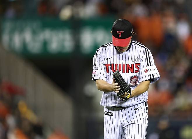 <yonhap photo-5250=""> 김진성 ‘위기 탈출’ (서울=연합뉴스) 윤동진 기자 = 27일 서울 잠실야구장에서 열린 2025 프로야구 한국시리즈 한화 이글스 대 LG 트윈스 2차전. 4회 초 2사 만루 때 LG 투수 김진성이 위기를 넘긴 후 기뻐하고 있다. 2025.10.27 mon@yna.co.kr/2025-10-27 20:02:19/ <저작권자 ⓒ 1980-2025 ㈜연합뉴스. 무단 전재 재배포 금지, AI 학습 및 활용 금지></yonhap>