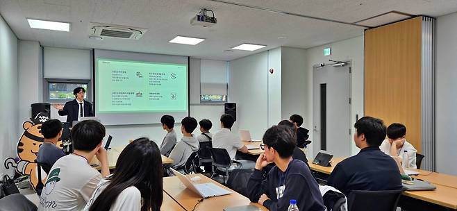 코딩 수업을 진행하는 강태환 대표 / 출처=악어에듀