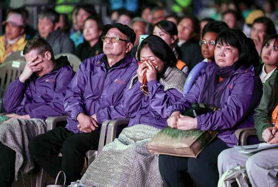 지난 25일 서울 중구 서울광장에서 열린 10·29 이태원참사 3주기 시민추모대회에서 희생자 유가족들이 슬퍼하고 있다. 뉴스1