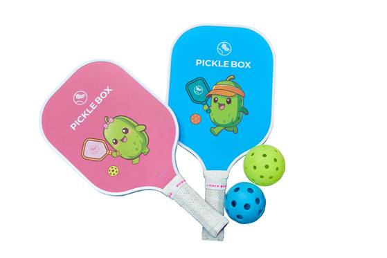피클볼 패들과 공.