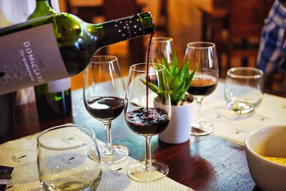 와이너리에서 다양한 와인을 맛볼 수 있다. 비용을 더 내면 최상급 말벡 와인도 경험할 수 있다.