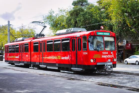 멘도사는 작은 도시이다. 시내를 관통하는 노면전차, 거대한 도심 공원을 갖추고 있어 여행하기 좋다.