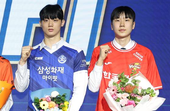 기념촬영하는 이우진과 방강호   (서울=연합뉴스) 김성민 기자 = 27일 서울 강서구 메이필드 호텔에서 열린 '2025-2026 한국배구연맹(KOVO) 남자 신인선수 드래프트'에서 지명을 받은 이우진(왼쪽)과 방강호가 기념촬영을 하고 있다. 2025.10.27   ksm7976@yna.co.kr (끝)  〈저작권자(c) 연합뉴스, 무단 전재-재배포, AI 학습 및 활용 금지〉