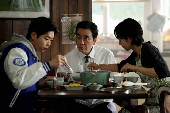 왼쪽부터 김수겸(차강윤), 김낙수(류승룡), 박하진(명세빈). 김부장만 경제활동을 하고, 아내 하진은 중년을 잘 보내기 위해 공인중개사 자격증을 준비한다. 아들 수겸은 대학생으로, 스타트업에 관심을 두고 있다. 사진 SLL, 드라마하우스, 바로엔터테인먼트