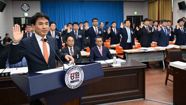 ▲ 국회 행정안전위원회의 강원도에 대한 국정감사가 24일 도청 신관회의실에서 열렸다.  김진태 도지사가 국감 시작에 앞서 선서를하고 있다.  서영 기자