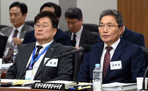 ▲ 27일 인천 중구 인천국제공항공사 대회의실에서 열린 국회 국토교통위원회의 인천국제공항공사 등에 대한 국정감사에서 이학재 인천국제공항공사 사장(오른쪽)이 의원들의 질의에 답하고 있다. 연합뉴스