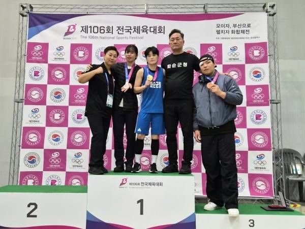 ▲ 화순군청 복싱부(왼쪽부터 박지선 코치, 임애지 선수, 박초롱 선수, 박구 감독, 주태웅 선수)가 제106회 전국체육대회에서 금메달 1개, 은메달 1개, 동메달 1개를 획득했다. [전남 화순군]