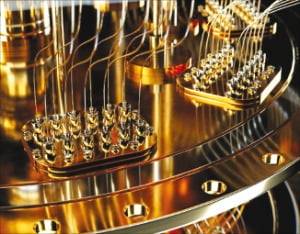 IBM 초전도 양자컴퓨터 내부에 큐비트를 제어하는 설비가 정교하게 얽혀 있다.  IBM 제공