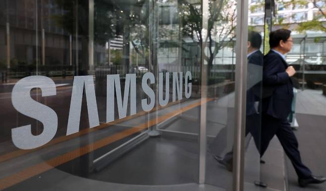 서울 삼성전자 서초사옥에서 직원들이 오가고 있다. 2025.10.14.사진=한경 최혁 기자