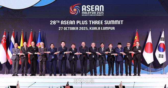 이재명 대통령(왼쪽에서 여섯번째)이 27일 말레이시아 쿠알라룸푸르 컨벤션센터에서 열린 아세안+3 정상회의에서 안와르 이브라힘(왼쪽에서 여덟번째) 말레이시아 총리 등 각국 정상들과 기념촬영을 하고 있다. 2025.10.27 김창길 기자