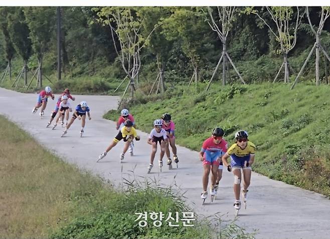 충북 단양의 단성중 롤러부 선수들이 이면 도로에서 연습을 하고 있다. 신영식 단성중 롤러부 코치 제공.