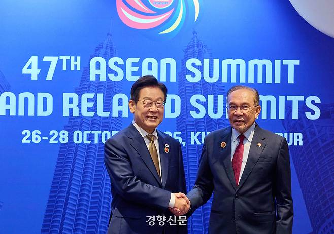 이재명 대통령과 안와르 이브라힘 말레이시아 총리가 27일 말레이시아 쿠알라룸푸르 컨벤션센터에서 양자회담을 하기 앞서 악수하고 있다. 2025.10.27 김창길 기자