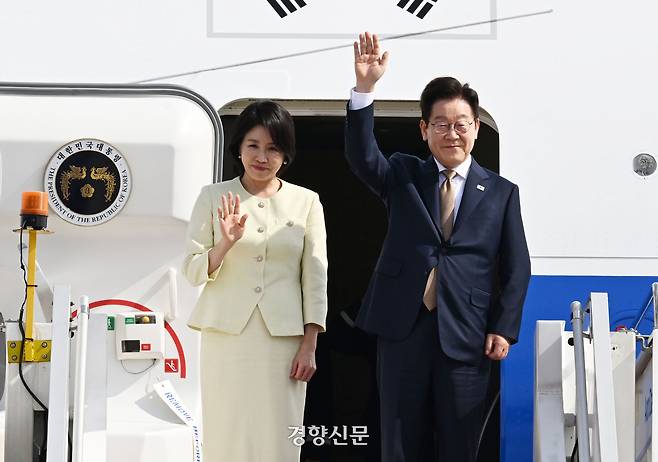 이재명 대통령과 김혜경 여사가 27일 말레이시아 쿠알라룸푸르국제공항에서 공군 1호기에 탑승하며 손을 흔들고 있다. 2025.10.27. 김창길 기자
