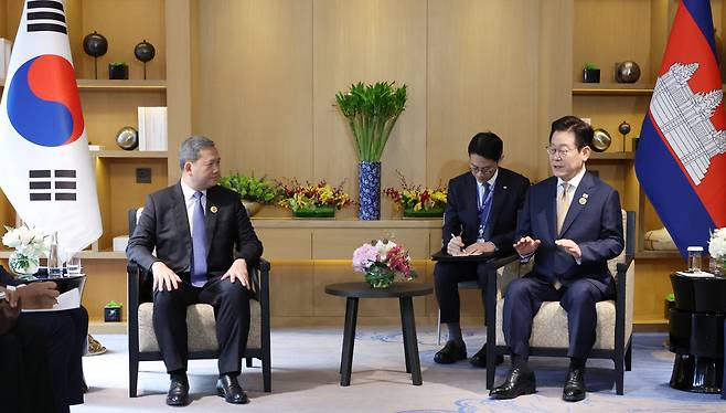 “새로운 단계의 협력 관계 기대” 이재명 대통령과 훈 마네트 캄보디아 총리가 27일 말레이시아 쿠알라룸푸르의 한 호텔에서 한·캄보디아 정상회담을 하고 있다.