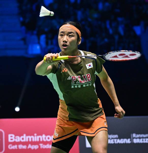만리장성도 ‘가볍게’ 안세영이 지난 26일 프랑스 세송 셰비네에서 열린 프랑스오픈 여자단식 결승전에서 왕즈이(중국)를 상대로 샷을 하고 있다.    대한배드민턴협회 제공