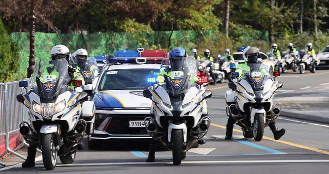 Police officers conduct a rehearsal for the motorcade route to the dinner venue in front of the Hwabaek International Convention Center in Gyeongju, North Gyeongsang, on Oct. 27, the first day of the 2025 APEC Economic Leaders' Meeting week. [NEWS1]