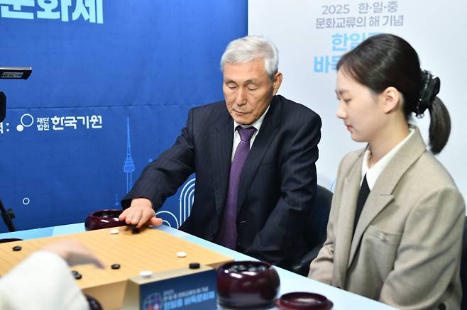 원조 ‘바둑 황제’ 조훈현 9단과 한국 여자 랭킹 1위 김은지 9단이 페어 대국에서 중국팀을 제압했다. 한국기원 제공