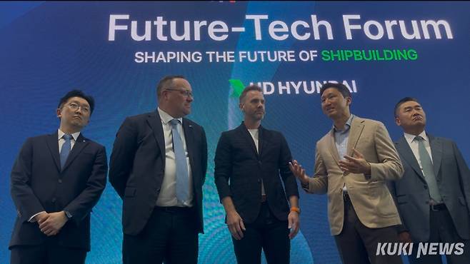 27일 ‘퓨처 테크 포럼: 조선’에서 연사들과 대화하고 있는 정기선 회장. 이수민 기자