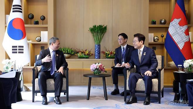 이재명 대통령과 훈 마네트 캄보디아 총리가 27일 말레이시아 쿠알라룸푸르 한 호텔에서 한-캄보디아 정상회담을 하고 있다. 쿠알라룸푸르=김지훈 기자