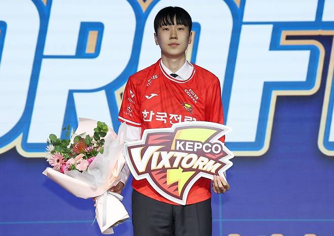서울 강서구 메이필드 호텔에서 27일 열린 2025-2026 V리그 남자부 신인드래프트에서 1순위로 한국전력 유니폼을 입게 된 방강호(순천제일고)가 기념사진을 촬영하고 있다. 연합뉴스