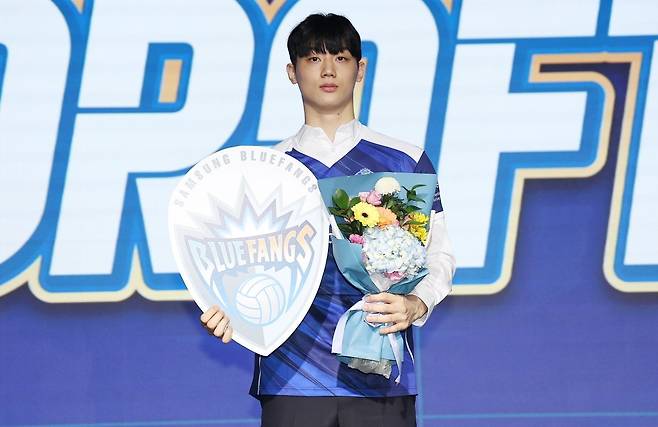 서울 강서구 메이필드 호텔에서 27일 열린 2025-2026 V리그 남자부 신인드래프트에서 2순위로 삼성화재 유니폼을 입게 된 이우진(전 이탈리아 몬차)이 기념사진을 촬영하고 있다. 연합뉴스