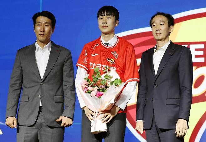 서울 강서구 메이필드 호텔에서 27일 열린 2025-2026 V리그 남자부 신인 드래프트에서 권영민(왼쪽) 한국전력 감독이 전체 1순위로 지명된 방강호(제천산업고‧가운데), 김철수 한국전력 단장과 기념사진을 촬영하고 있다. 뉴시스