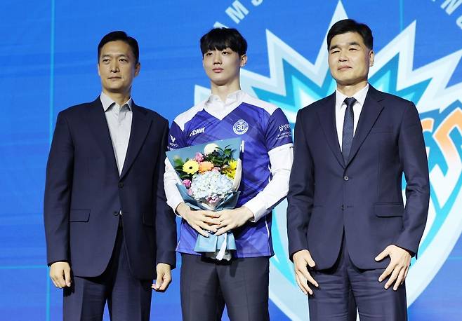 서울 강서구 메이필드 호텔에서 27일 열린 2025-2026 V리그 남자부 신인 드래프트에서 김상우(왼쪽) 삼성화재 감독이 전체 2순위로 지명된 이우진(전 이탈리아 몬차‧가운데), 임도헌 삼성화재 단장과 기념사진을 촬영하고 있다. 뉴시스
