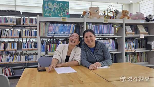 (왼쪽부터) 경기도 평생학습 기회특구 사업 가운데 시흥시의 이주배경여성을 대상으로 한 한국어교육수업의 수강생이자 시흥시 주민인 완 통 첼리씨와 가오 티 임진씨가 인터뷰에 앞서 활짝 웃고 있다. 이나경기자