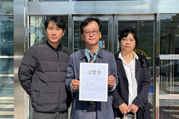 ▲ 전국언론노조 디트뉴스24지부(지부장 김재중)가 지난 22일 오전 대전경찰청에 이장우 대전시장과 김태흠 충남지사에 대한 직권남용 혐의 고발장을 접수하고 있다. 사진=전국언론노조 디트뉴스24지부 제공.