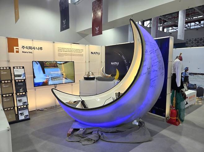 달 모양의 조형물을 활용한 수상 보트인 ‘문보트’ 전시물(사진제공-경북도)