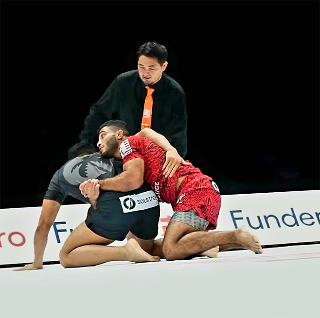 대한민국 UFC 1호 파이터 ‘스턴건’ 김동현이 2025년 10월 아랍에미리트 두바이 코카콜라 아레나 그래플링대회 Quintet 5 ‘팀 방타오 태국’ 중견을 맡아 ‘팀 노게이라 두바이’ 중견으로 나선 압델라우프 미도를 상대하고 있다. 사진=株式会社ラバーランド