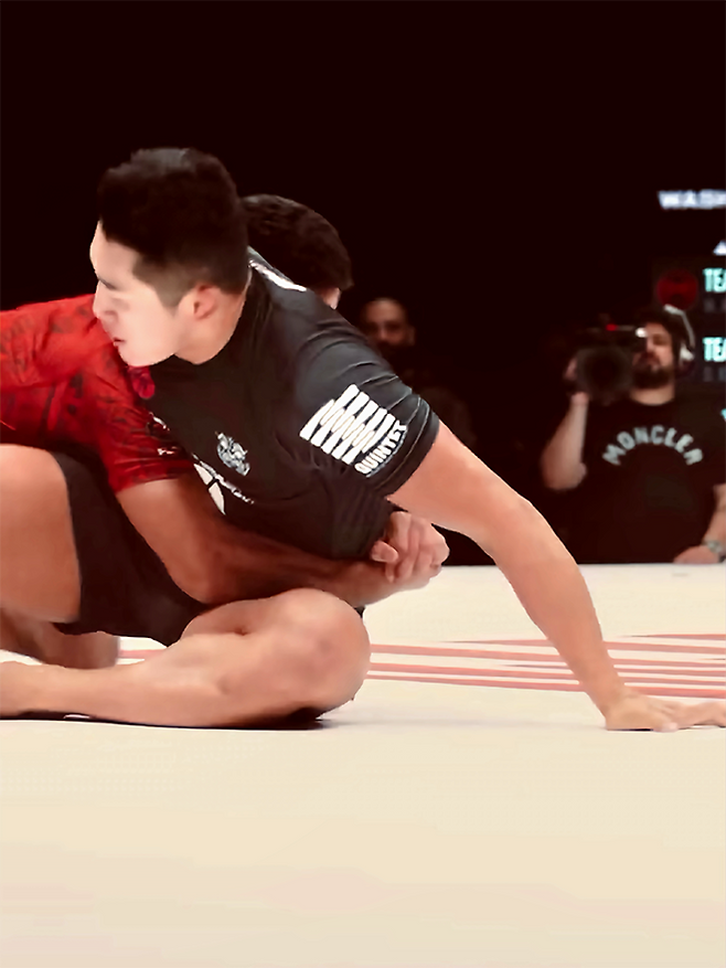 대한민국 UFC 1호 파이터 ‘스턴건’ 김동현이 2025년 10월 아랍에미리트 두바이 코카콜라 아레나 그래플링대회 Quintet 5 ‘팀 방타오 태국’ 중견을 맡아 ‘팀 노게이라 두바이’ 중견으로 나선 압델라우프 미도를 상대하고 있다. 사진=株式会社ラバーランド