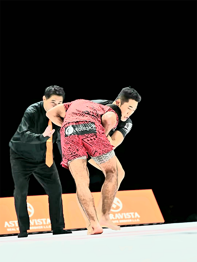 대한민국 UFC 1호 파이터 ‘스턴건’ 김동현이 2025년 10월 아랍에미리트 두바이 코카콜라 아레나 그래플링대회 Quintet 5 ‘팀 방타오 태국’ 중견을 맡아 ‘팀 노게이라 두바이’ 중견으로 나선 압델라우프 미도를 상대하고 있다. 사진=株式会社ラバーランド