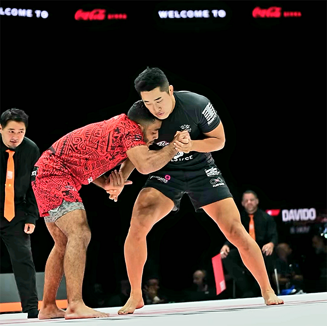 대한민국 UFC 1호 파이터 ‘스턴건’ 김동현이 2025년 10월 아랍에미리트 두바이 코카콜라 아레나 그래플링대회 Quintet 5 ‘팀 방타오 태국’ 중견을 맡아 ‘팀 노게이라 두바이’ 중견으로 나선 압델라우프 미도를 상대하고 있다. 사진=株式会社ラバーランド