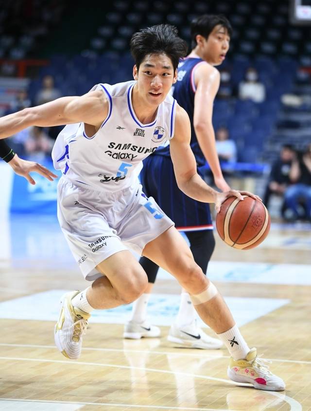 삼성은 그동안 최현민을 중심으로 윤성원, 김한솔 등이 골밑을 지켰다. 그들은 분명 기대 이상으로 잘해줬으나 200cm가 되지 않는 단신 빅맨의 한계는 분명 존재했다. 이제는 이원석이 돌아온다. 그는 국내 최장신 선수 중 하나로 스피드와 점퍼까지 갖췄다. 물론 동세대 최고 선수들로 평가받는 이정현, 하윤기에 비해 성장 속도가 느린 편이지만 삼성에 있어 반드시 필요한 존재다. 사진=KBL 제공